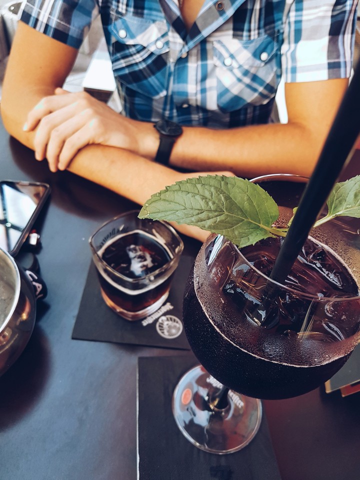 Cocktail trinken in Bayern Hugo Black