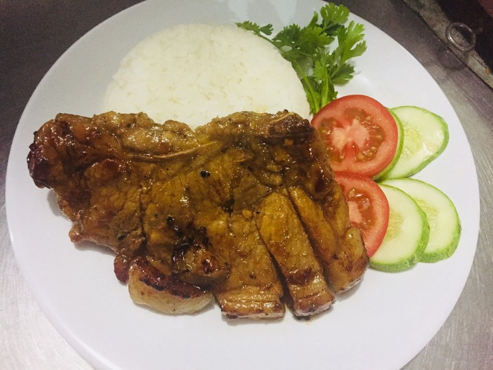 Cơm trắng sườn heo áp chảo