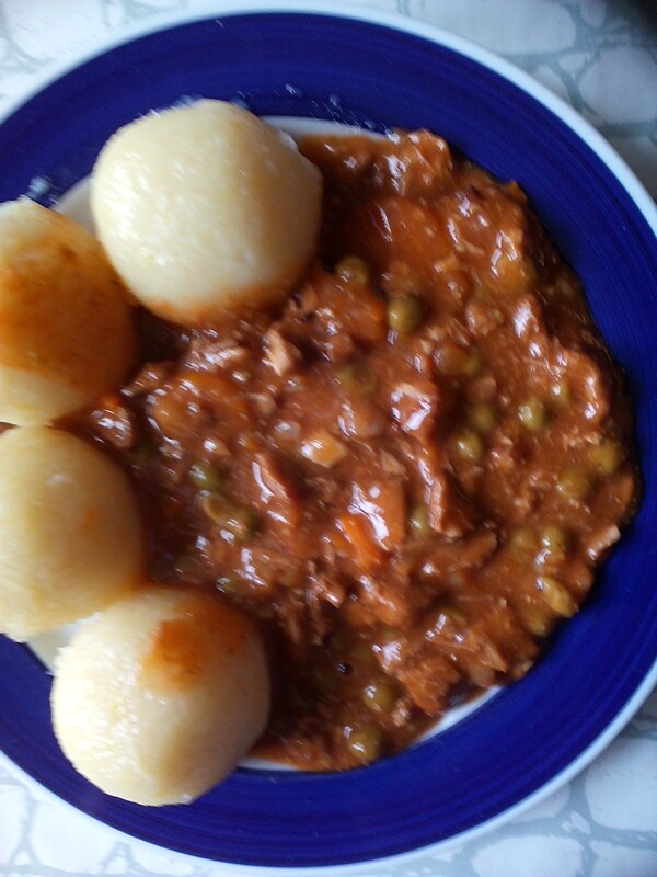 Kartoffelklöße mit Bauerngulasch.
