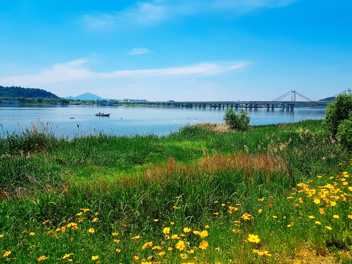 여유로운 강변산책