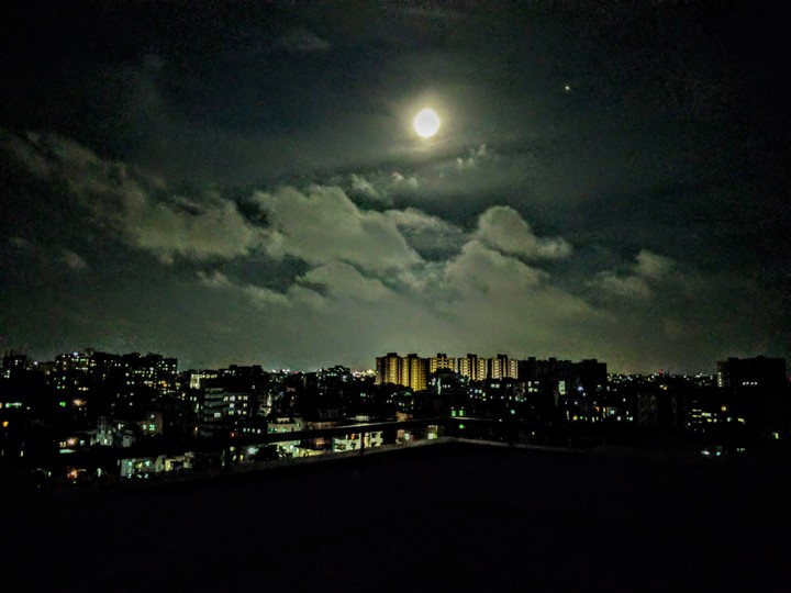 আকাশটা দশ টাকার হাওয়াই মিঠাই।