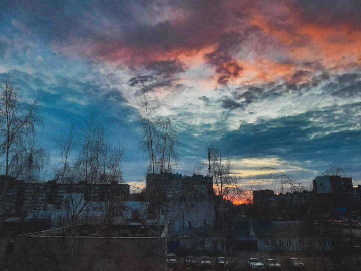 Прекрасное небо над уставшим городом
