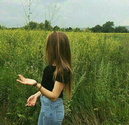 девушка на поле