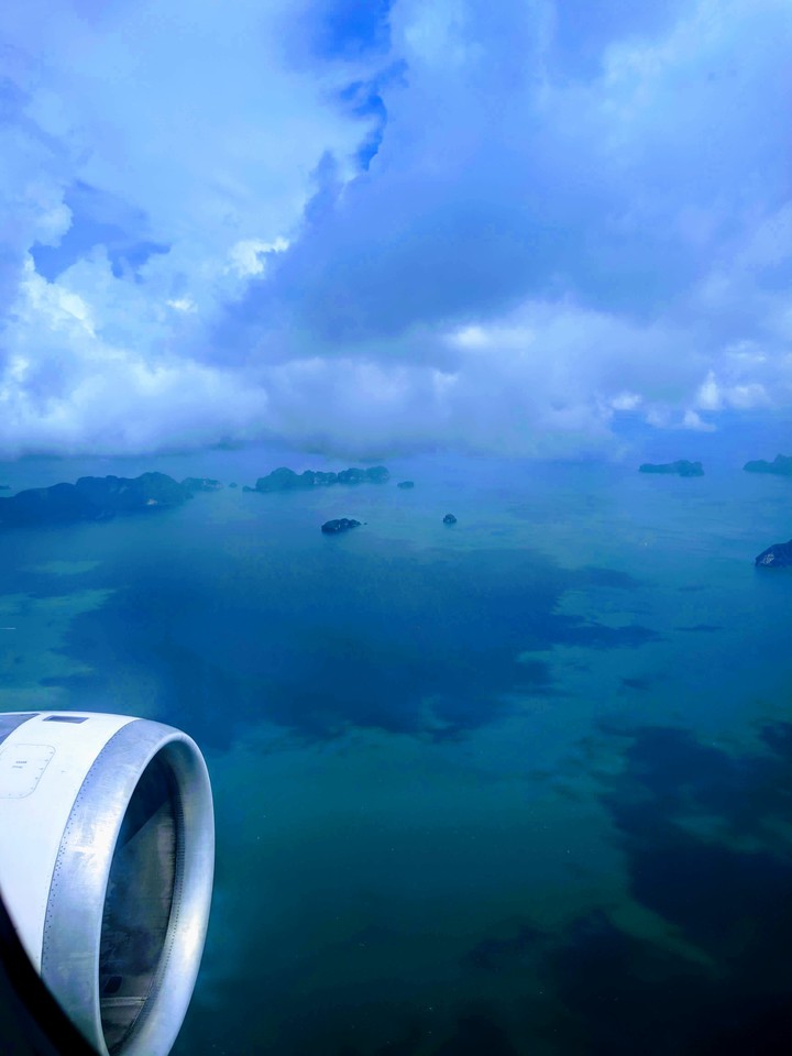 Sky-high#Aeroplane#Blue sea