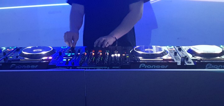 DJ