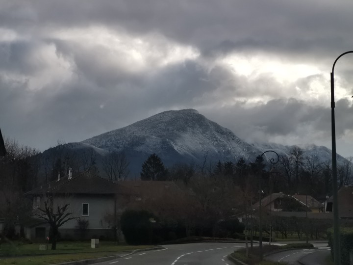 des sommets enneigés en nuages