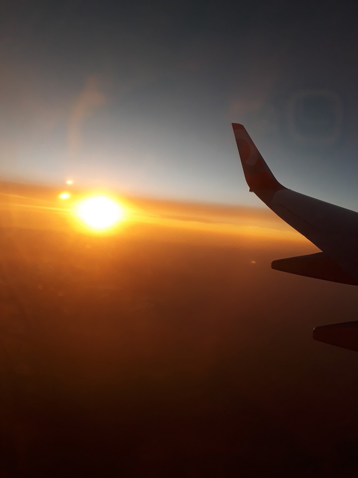 pôr  do sol no avião