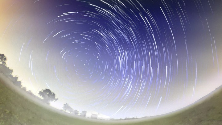A circle of stars filmed by a phone