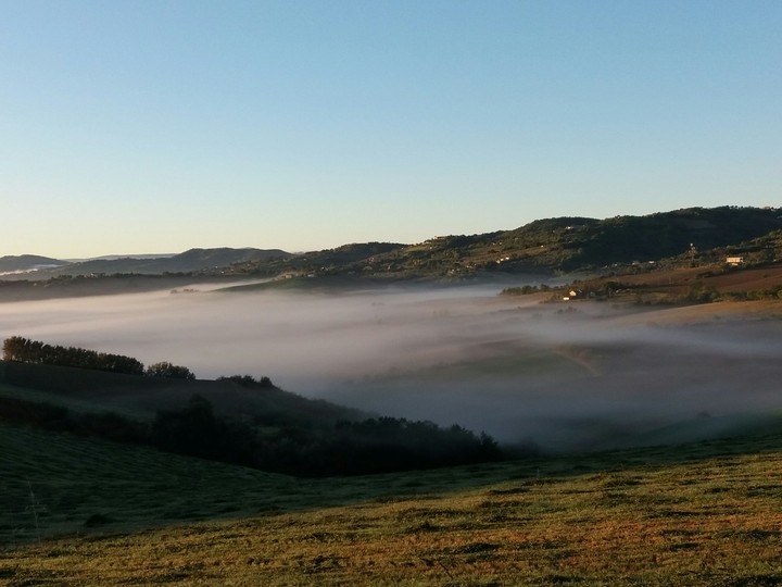 panorama con nebbia