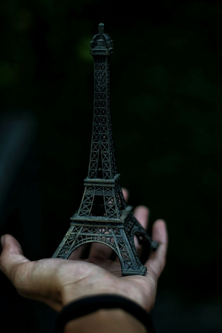 Eiffel in hand (Full Colour)