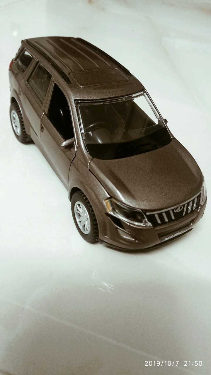 Mahindra XUV500 diecast 1:32