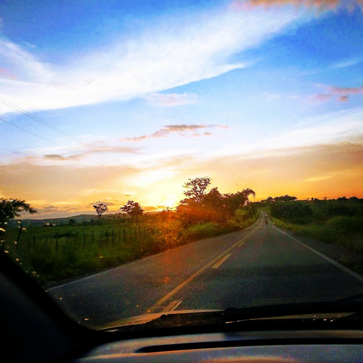 pôr do sol na estrada