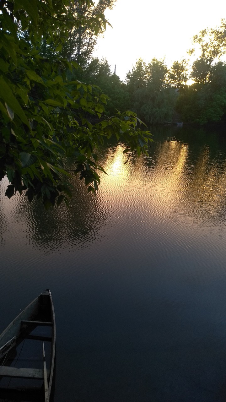 лодочка на закате солнца