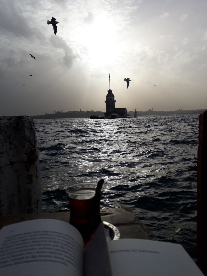 Kız kulesine karşı çay ve kitap molası