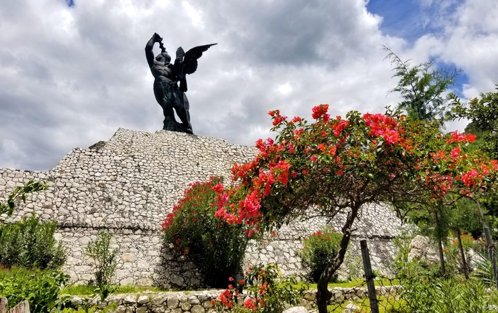 PIRÁMIDE DE MÁRMOL, ENTRADA A IXCATEOPAN DE CUAUHTEMOC, GRO.