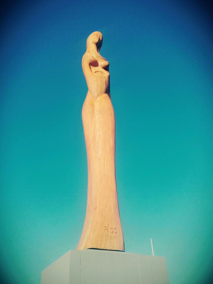 statue