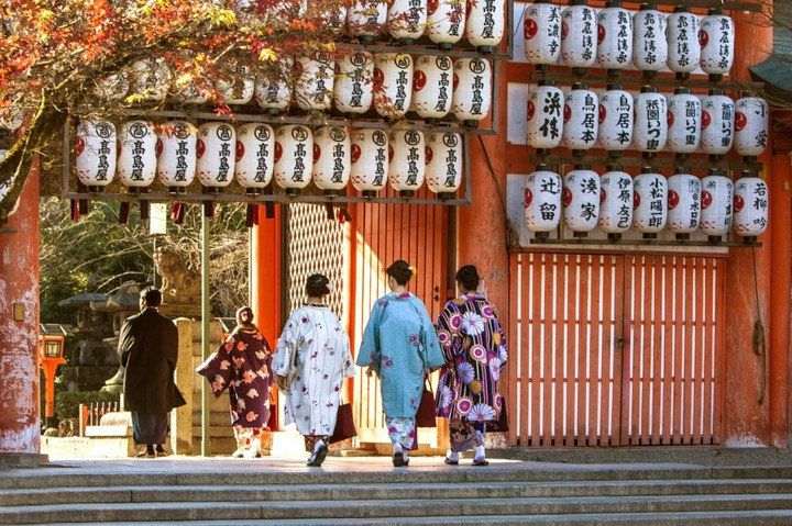 Women paying a New Year's visit to a shrine 初詣