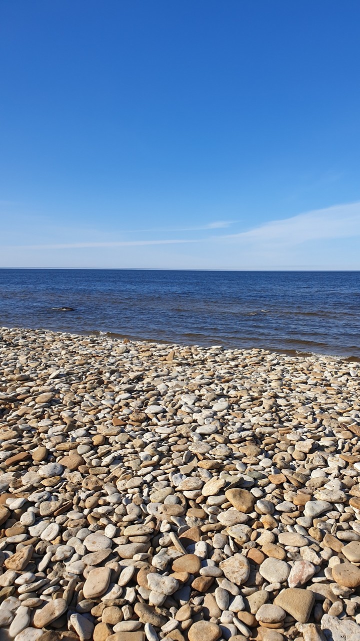 Skipping stones and sea