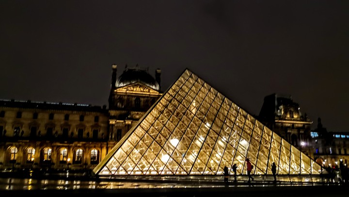 Museo del Louvre, in the night ?