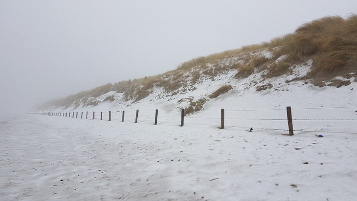 Besneeuwde strand