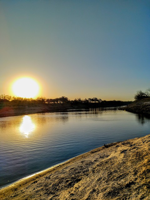 río y atardecer