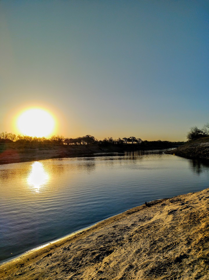 río y atardecer