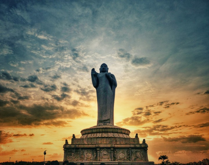 statue