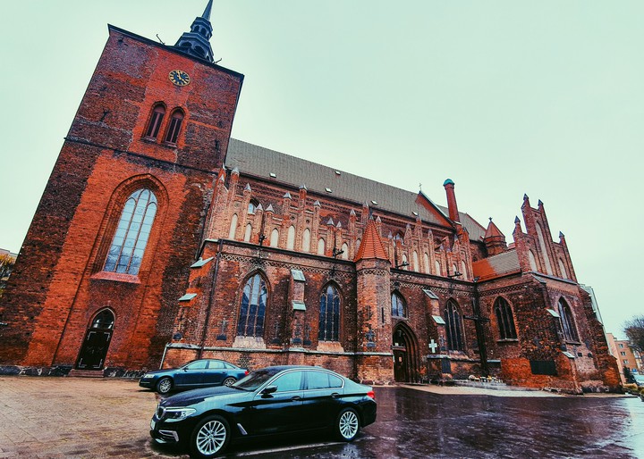 Spacer po Słupsku podczas jesiennego deszczu.