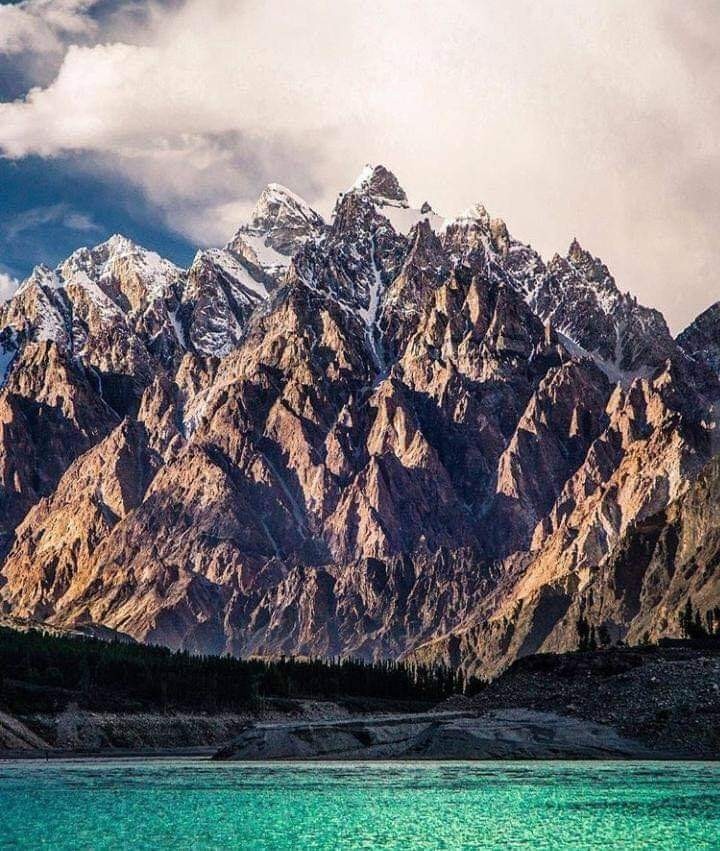 Passu Cones, Hunza
Pakistan ??