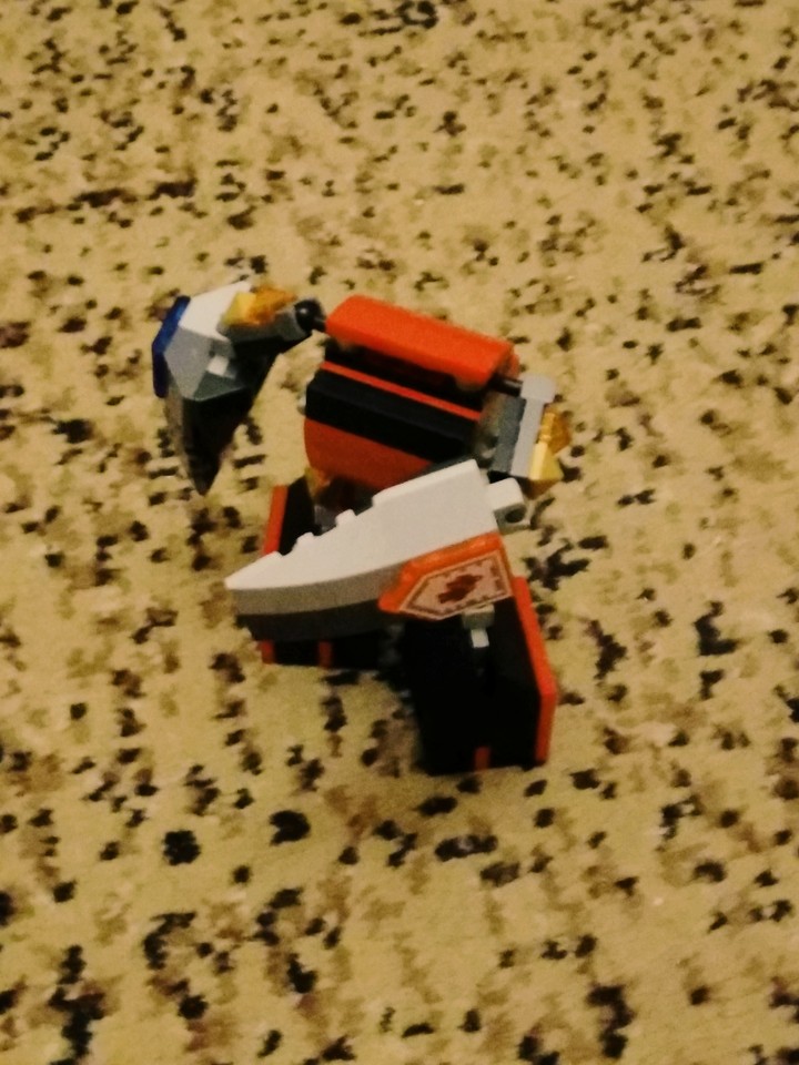 боевой робот из Lego