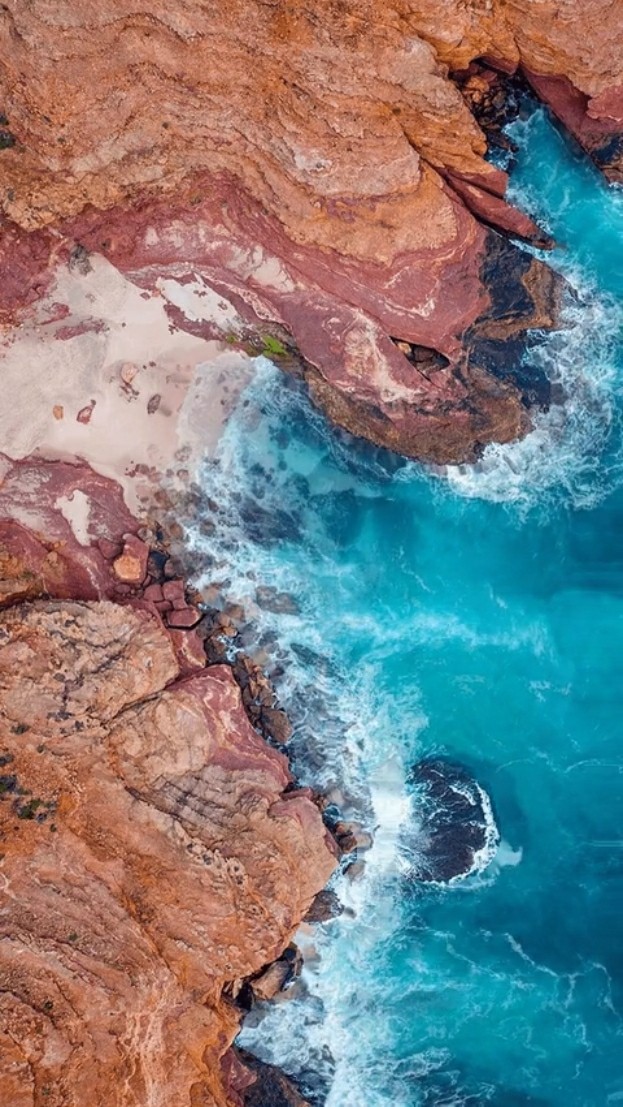 Waves by the rocks