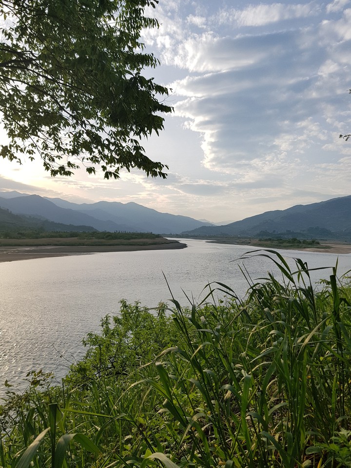 Sit on the margin of a sumjin river
