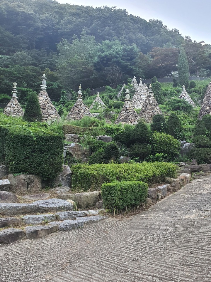 와우정사 돌탑