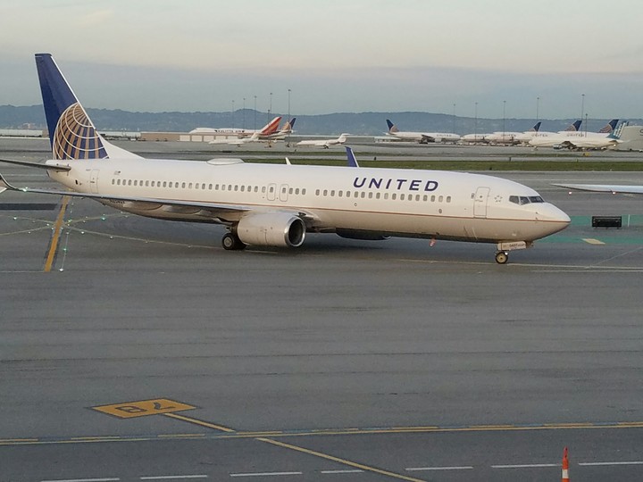 United Airlines 737 at SFO