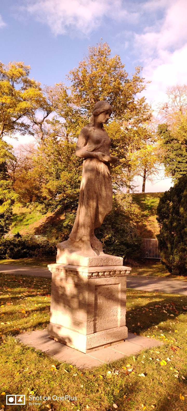 Dame aus Stein