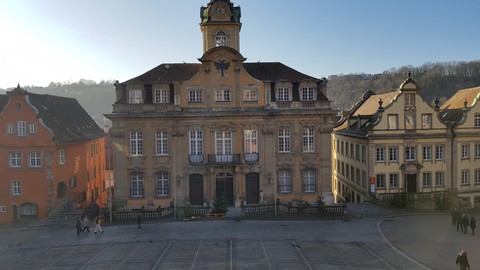 Rathaus in Hall mit Marktplatz