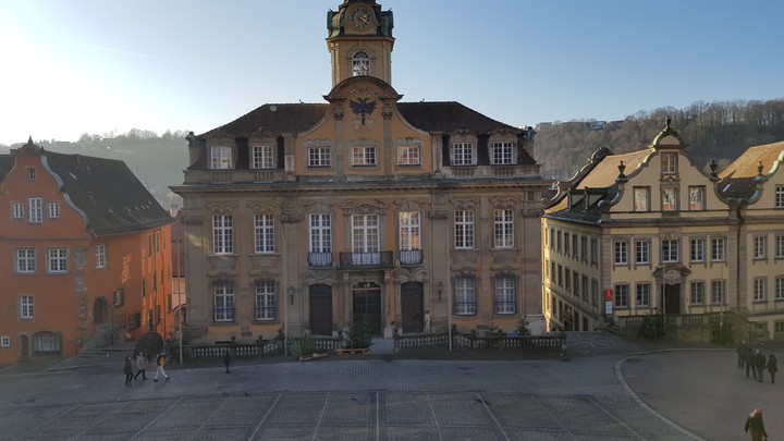 Rathaus in Hall mit Marktplatz