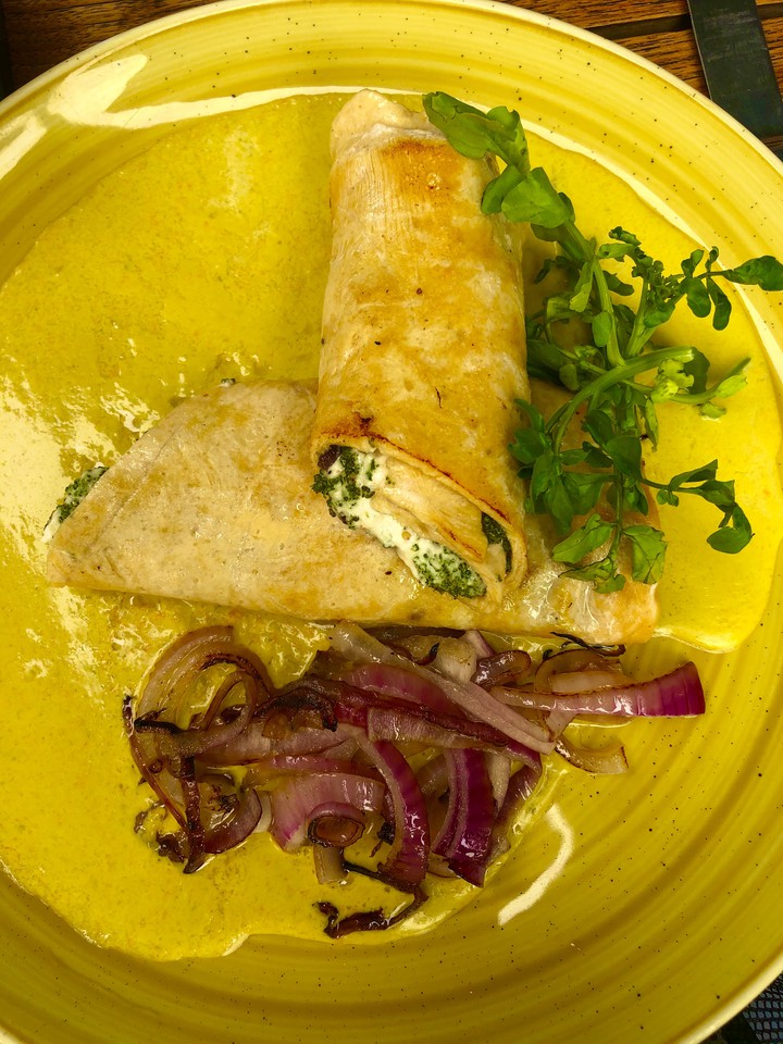 Pechuga rellena de huauzontle con salsa de flor de calabaza