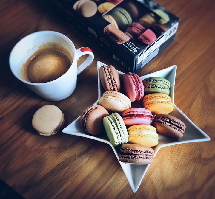 Macaroons and a sumptuous creamy coffee ☕