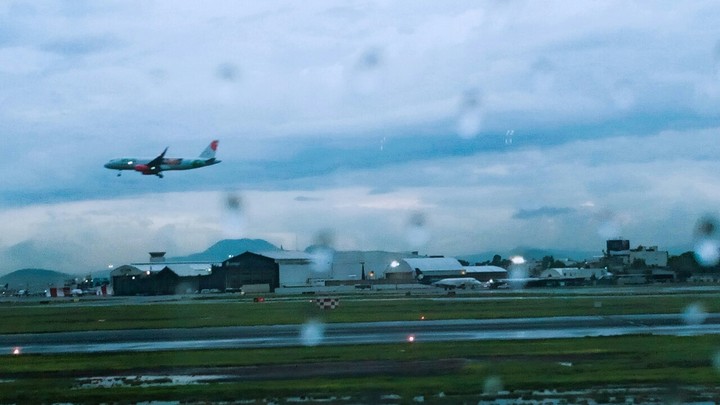 #Avion #lluvia #atardecer #México #aeropuerto #Azul