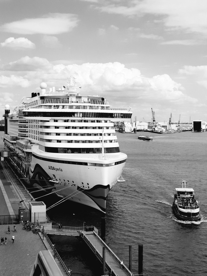AIDA beim Hamburger Hafen