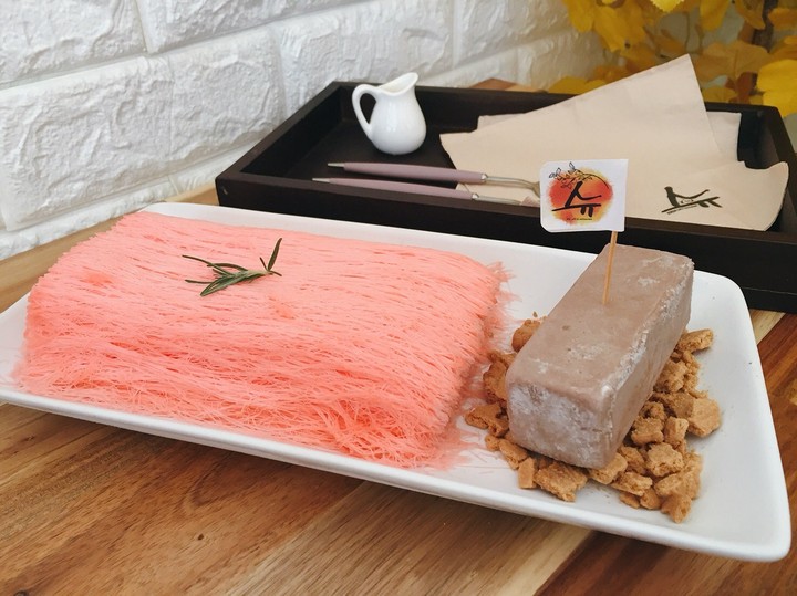 StrawberryBingsu with Chocolate IceCream&Caramel Cookies