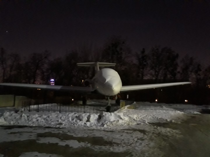 самолет возле КПИ