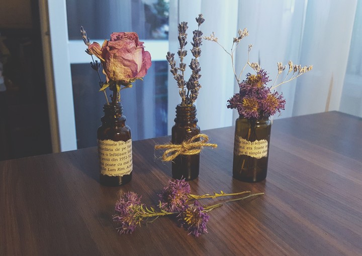 little decorations of flowers