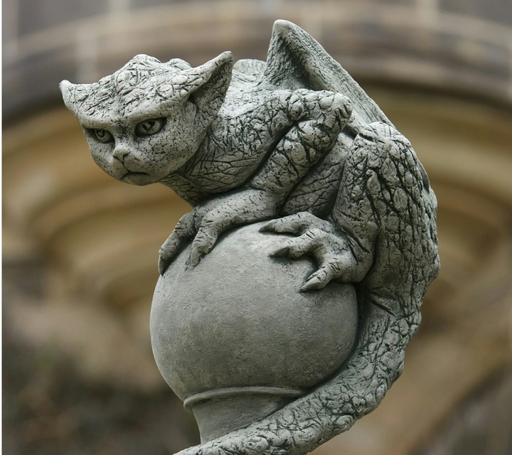 statue