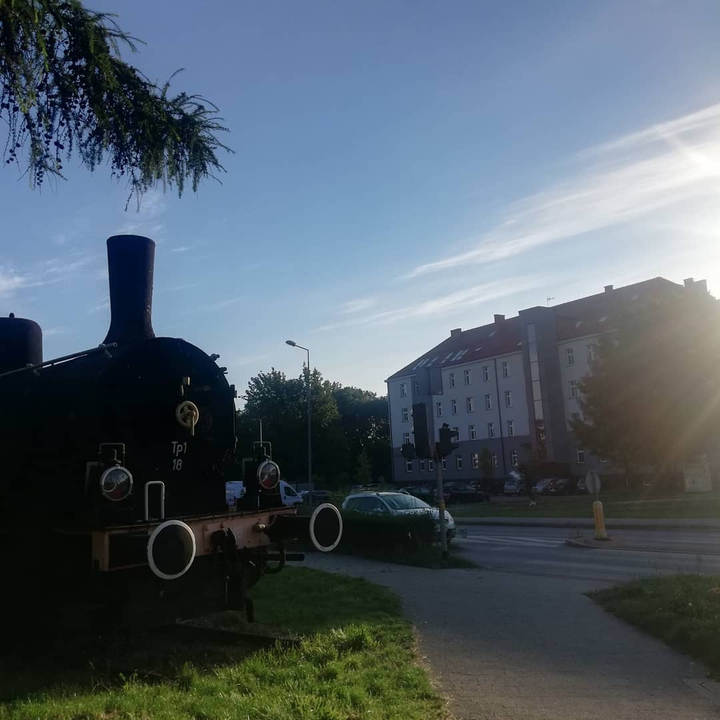 Stoi przed szkołą lokomotywa