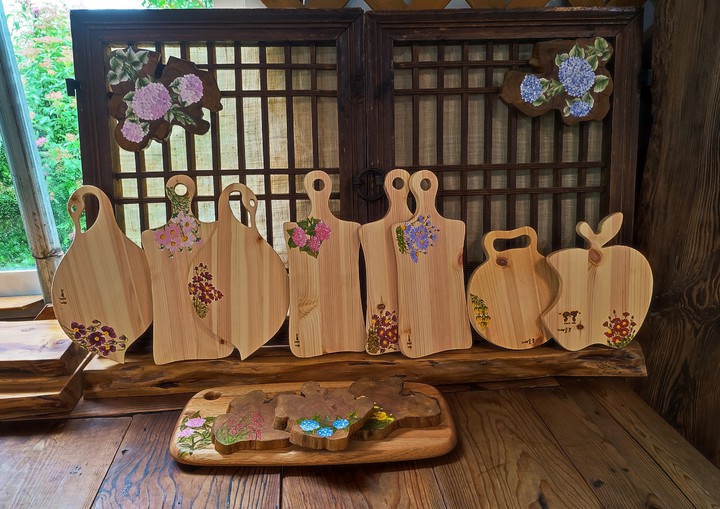 wooden cutting board in wild flower café