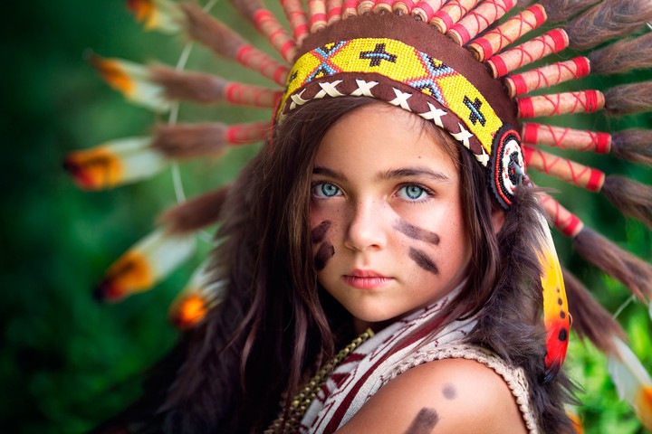 fille d'adolescent en indienne