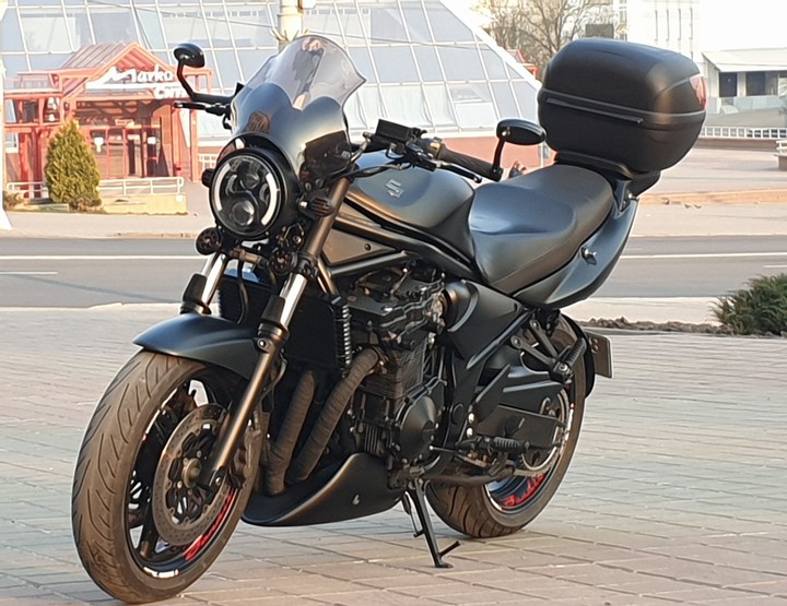 black motorcycle suzuki bandit