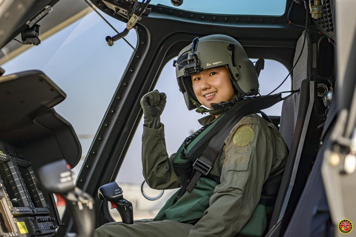 1st helicopter woman pilot(rokmc)